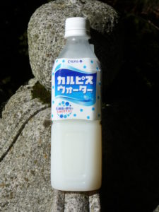 Getränke https://upload.wikimedia.org/wikipedia/commons/f/fd/Calpis_karupisu.JPG