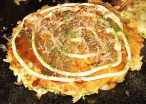 beliebte japanische Gerichte https://upload.wikimedia.org/wikipedia/commons/thumb/9/92/Okonomiyaki_by_Elijah_in_Osaka.jpg/640px-Okonomiyaki_by_Elijah_in_Osaka.jpg