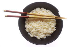 beliebte japanische Gerichte http://res.freestockphotos.biz/pictures/17/17321-a-bowl-of-rice-with-chopsticks-pv.jpg