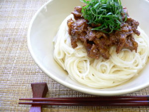 beliebte japanische Gerichte https://upload.wikimedia.org/wikipedia/commons/2/20/Pork_miso_somen_by_yomi955.jpg