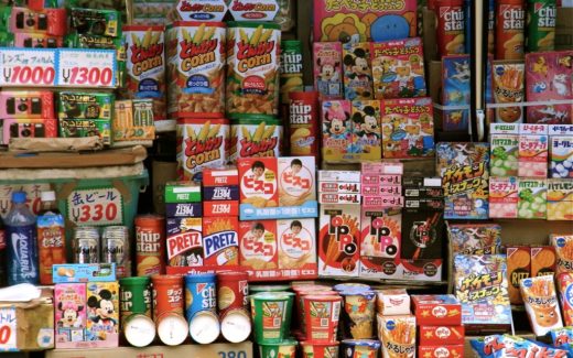 japanische Süßigkeiten https://upload.wikimedia.org/wikipedia/commons/e/e8/Children%27s_Sweets_shops_in_Japan.jpg